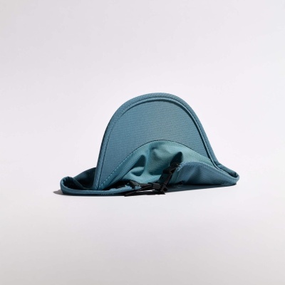 Chapéu tipo bucket azul-acinzentado com textura e fita preta.