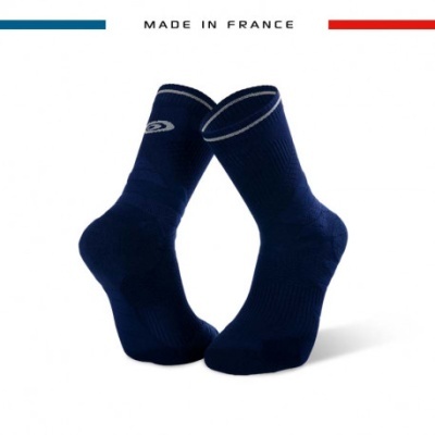 Par de meias azuis escuras com borda clara e logotipo branco