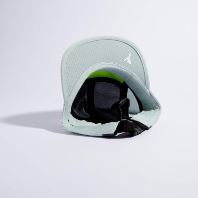 Boné desportivo cinzento claro com interior preto e verde fluorescente