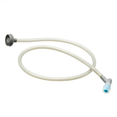 Mangueira flexível branca com dois conectores em fundo branco