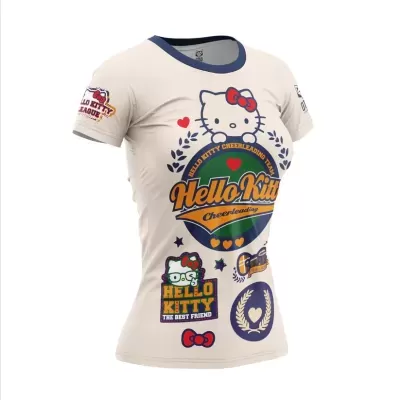 T-shirt branca com estampado colorido da Hello Kitty e textos relacionados