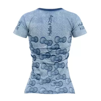 T-shirt feminina azul clara com padrão de laços e texto Hello Kitty