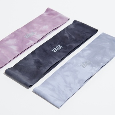 Três faixas elásticas de fitness tie-dye em rosa, cinza escuro e cinza claro com logo VAGA