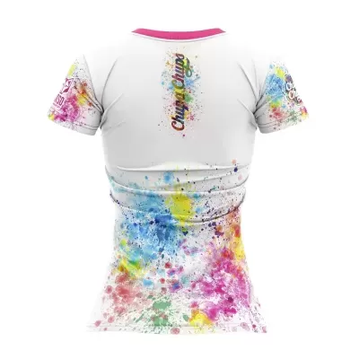 Camisola branca estampada com manchas de tinta coloridas e texto Challenge nas costas