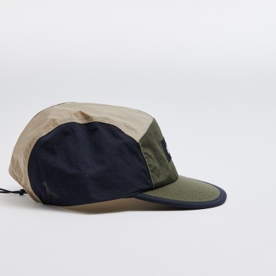 Boné de tecido com várias cores sobre superfície branca