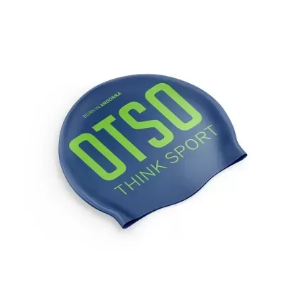 Touca de natação azul com texto verde OTSO THINK SPORT