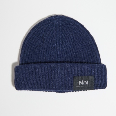 Gorro azul escuro de malha com etiqueta VAGA