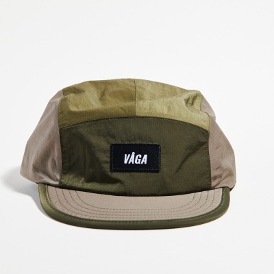 Boné verde e bege com etiqueta VAGA