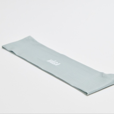 Faixa elástica de resistência cinza clara com a palavra WOD