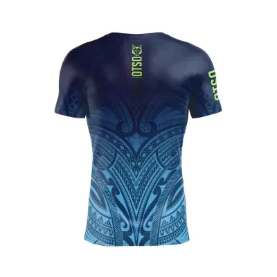 Camiseta azul com padrão tribal e texto OTOS em verde
