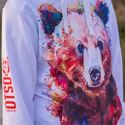 Camisola de capuz branca com estampa colorida de urso e texto vermelho na manga
