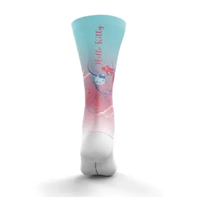 Meia desportiva estampada Hello Kitty em degradé azul e rosa com peixes vermelhos.
