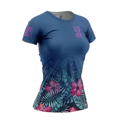 T-shirt azul feminina com estampa floral e texto OTSO em rosa