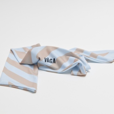Lenço com riscas azuis claras e bege e texto VAGA