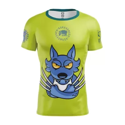 Camiseta verde com estampa de lobo azul e texto KUKUKUTSU