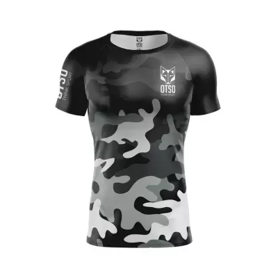 T-shirt preta de camuflado com logotipo OTSO e texto OTSO SPORT na manga