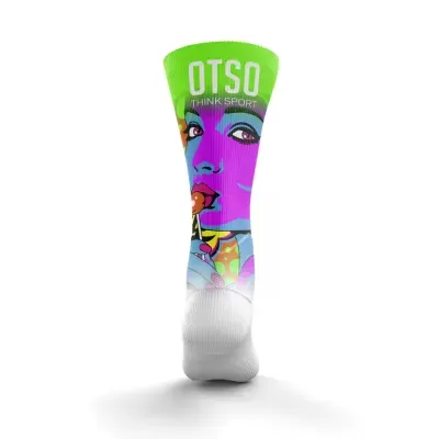 Meia desportiva colorida com texto OTSO THINK SPORT