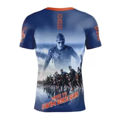 T-shirt azul com estampado de nadadores e texto 'MADE TO SWIM BIKE RUN'.
