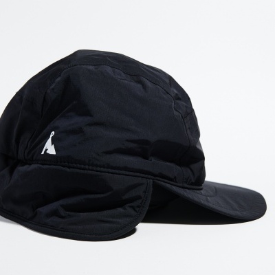 Boné preto com abas laterais e cordão ajustável