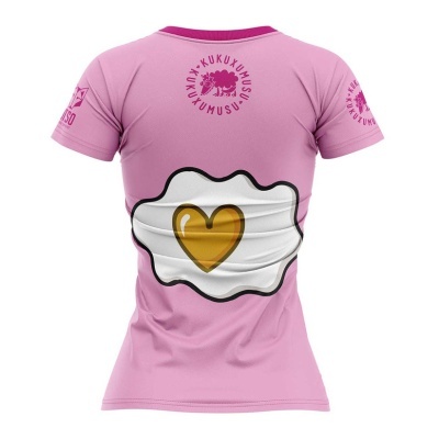 T-shirt feminina rosa com estampa de coração amarelo nas costas e texto KUKUKUMUSU