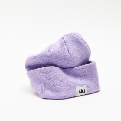 Gorro lilás de malha com etiqueta VÁGA em fundo branco