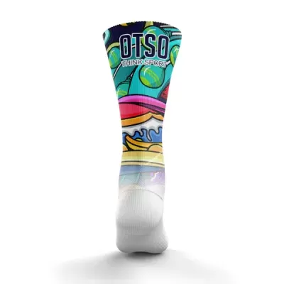 Meia desportiva colorida com texto OTSO