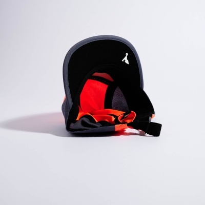 Boné azul escuro e vermelho com aba curva e fecho ajustável