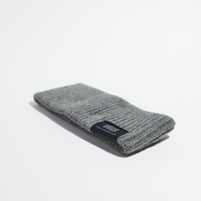 Meia cinzenta tricotada com etiqueta TEX sobre fundo branco