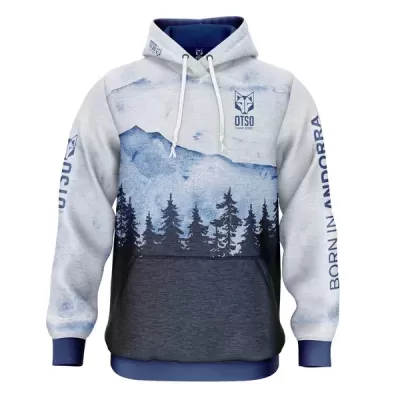 Camisola com capuz cinzento claro e azul escuro com estampa de montanhas e texto OTSO TRAIL SPORT