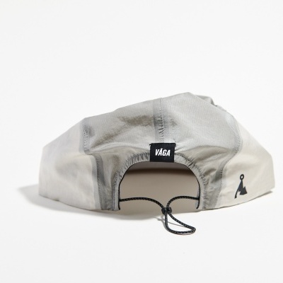 Boné cinza e bege com ajuste em cordão e etiqueta preta VIGA