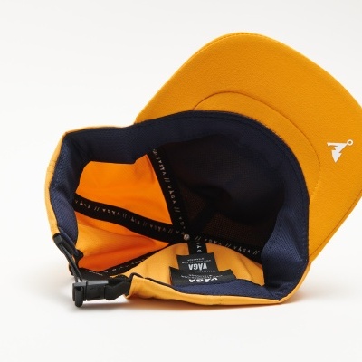 Boné amarelo e preto com aba curva e interior laranja