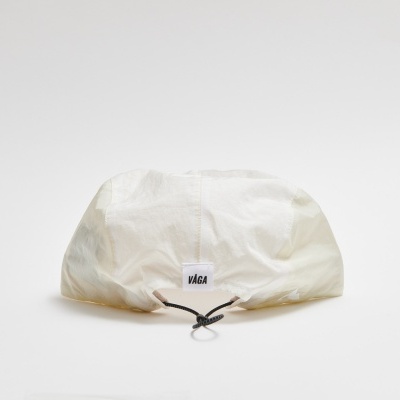 Gorro branco com fecho ajustável preto e etiqueta com texto VÄGA