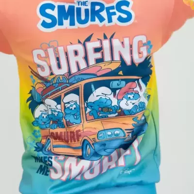 Camisola com capuz colorida com estampado dos Smurfs a surfar na carrinha.