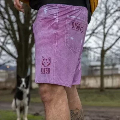 Calções cor-de-rosa estilo ganga com logos OTSO THINK SPORT e cão no fundo