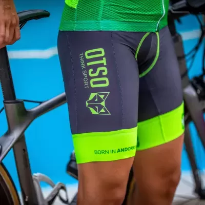 Calções de ciclismo azul escuro e verde fluorescente com texto OTSO THINK SPORT e BORN IN ANDORRA