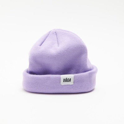 Gorro roxo de malha com etiqueta VÁGA