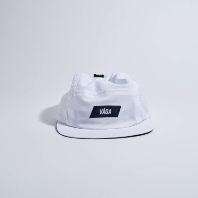 Boné branco com logo VÅGA em fundo preto