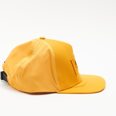 Boné amarelo em tecido com aba curva e ajustador preto na parte traseira