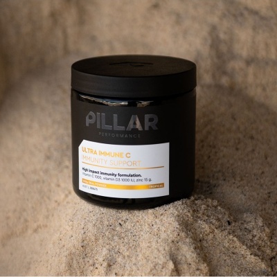 Pote preto fosco de suplemento PILLAR PERFORMANCE em areia clara