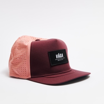 Boné bordô e rosa com etiqueta VÁGA em fundo branco