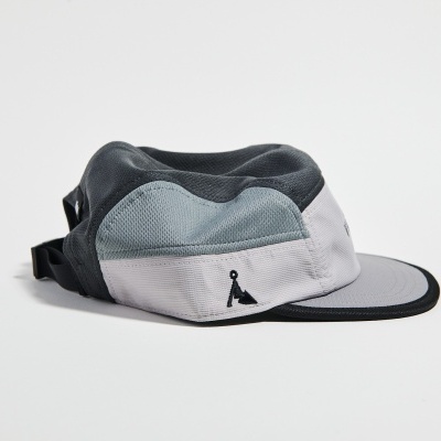 Boné desportivo cinzento claro e escuro com logotipo preto