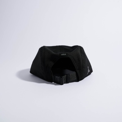 Boné preto com fecho regulador e etiqueta VÁGA