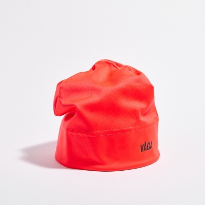 Gorro vermelho com texto VAGA em fundo branco