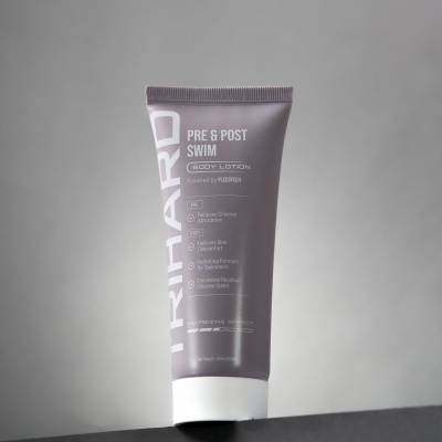 Frasco de creme corporal THRIVE HARD PRE & POST SWIM BODY LOTION cinza com tampa branca