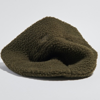 Gorro castanho escuro com textura felpuda