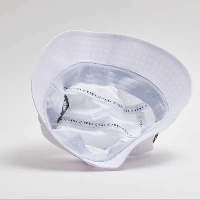 Chapéu branco visto por dentro com interior forrado branco e detalhe cinza