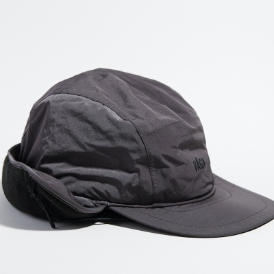 Boné cinzento escuro com viseira e logótipo bordado em fundo branco