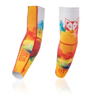 Mangas coloridas para os braços com logotipo de raposa e texto OTSO