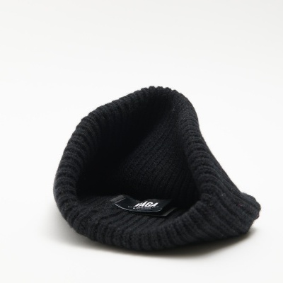 Gorro preto de malha com etiqueta em fundo branco