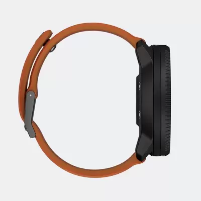 Relógio inteligente com bracelete laranja e caixa preta vista lateral